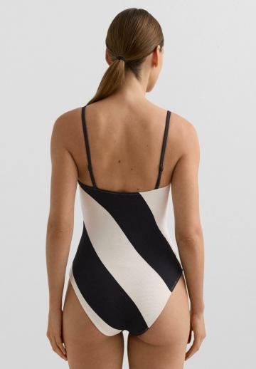 Слитный купальник