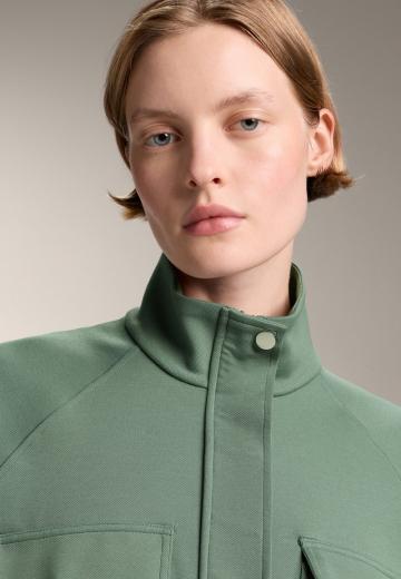 Куртка с накладнымит карманами