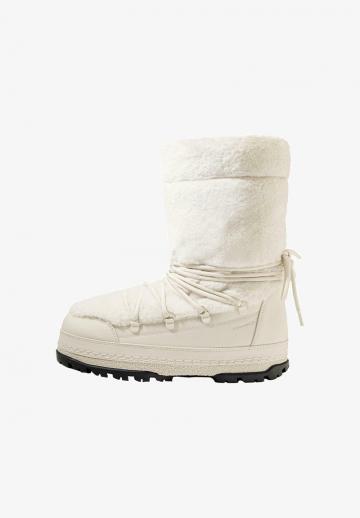 Спортивные сапоги