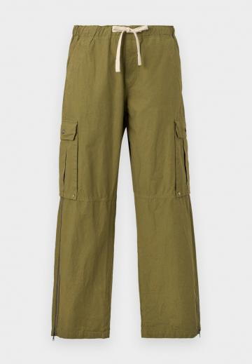 Брюки с накладными карманами