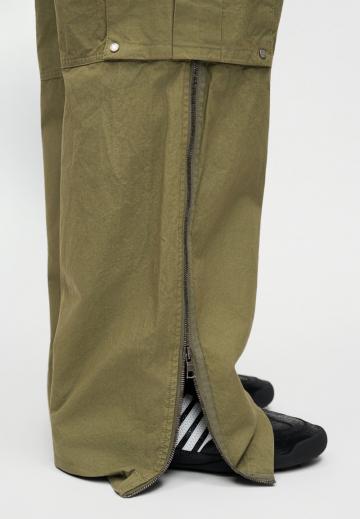 Брюки с накладными карманами