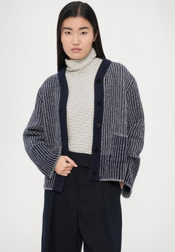 Вязаная кофта