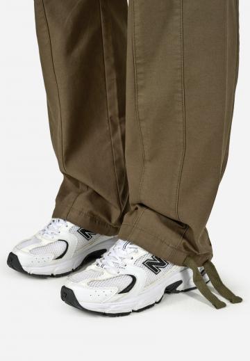 Брюки с накладными карманами