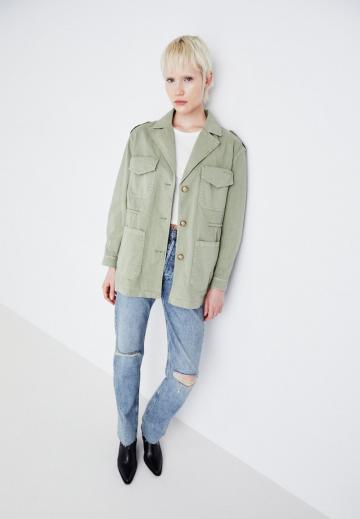 Куртка с накладнымит карманами