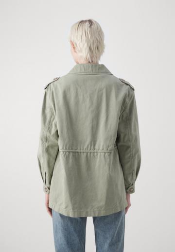 Куртка с накладнымит карманами