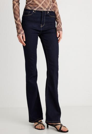 Клешеные джинсы