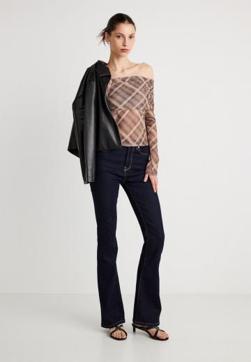 Клешеные джинсы