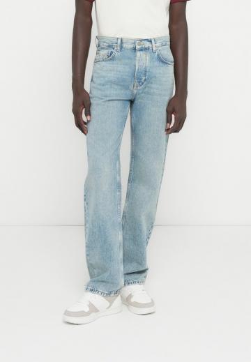 Прямые джинсы