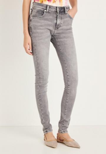 Узкие джинсы