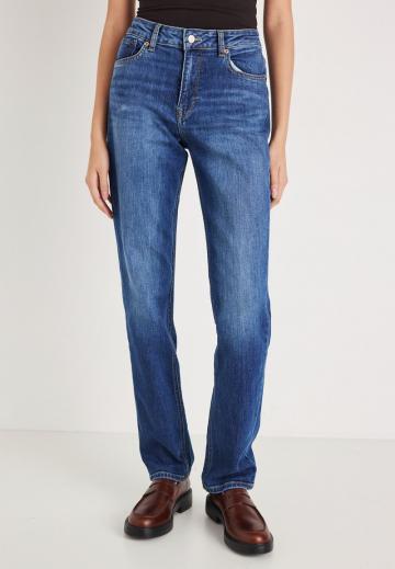 Прямые джинсы