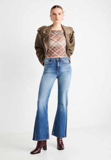 Клешеные джинсы