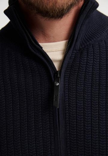 Вязаная кофта