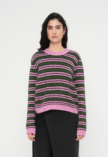 Пуловер в полоску