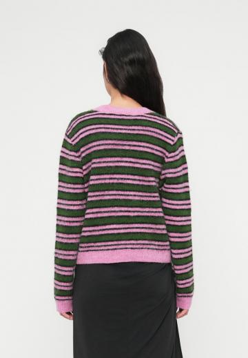 Пуловер в полоску