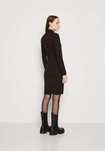 Платье футляр