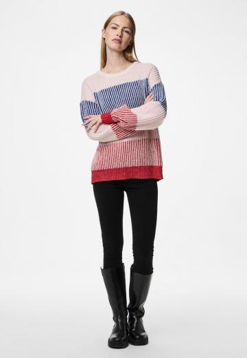 Пуловер в полоску