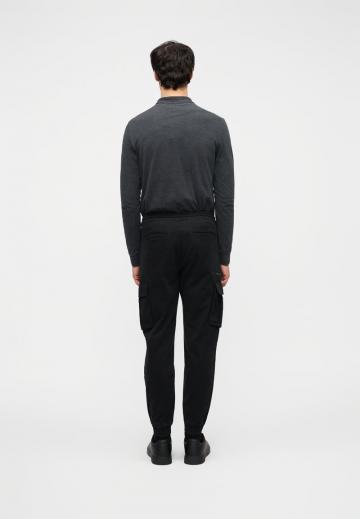 Брюки с накладными карманами