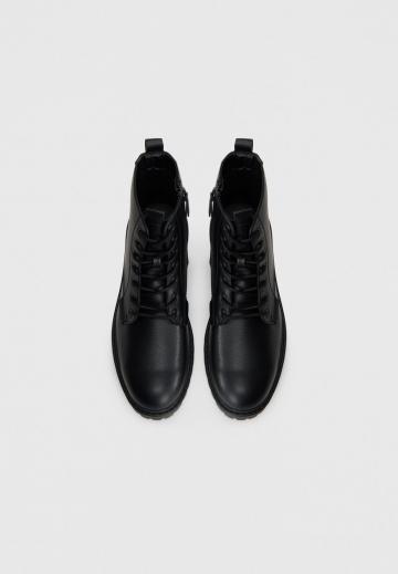 Ботинки на шнуровке