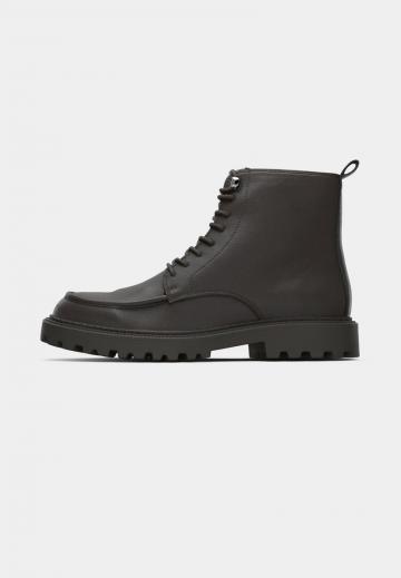 Ботинки на шнуровке