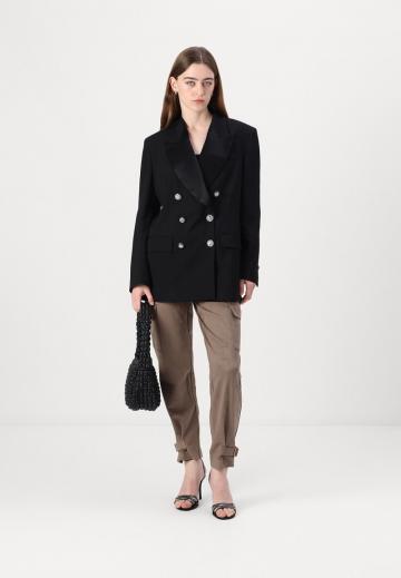 Блейзер с накладными карманами