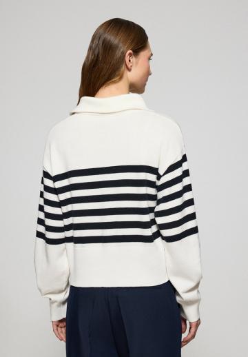 Пуловер в полоску