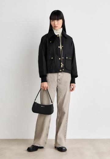 Куртка с накладнымит карманами