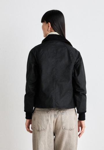 Куртка с накладнымит карманами