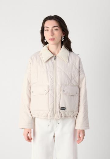 Куртка с накладнымит карманами