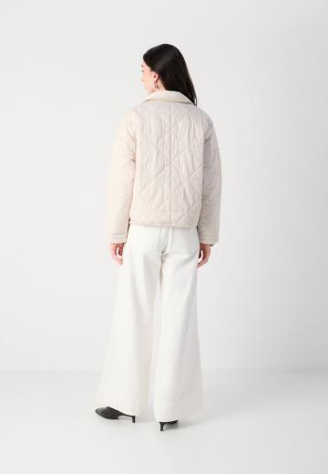 Куртка с накладнымит карманами