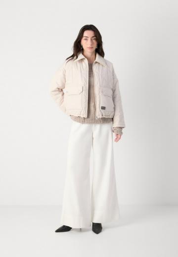 Куртка с накладнымит карманами