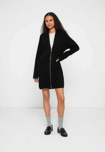 Вязаное платье