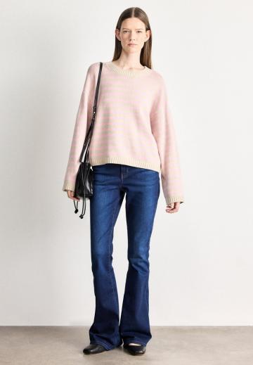 Пуловер в полоску