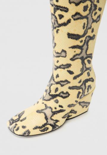 Высокие сапоги