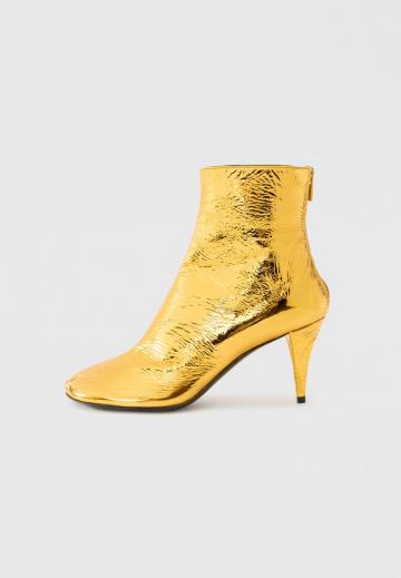 Высокие сапоги