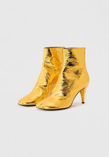 Высокие сапоги