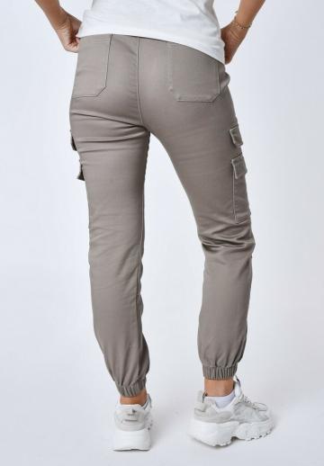 Брюки с накладными карманами