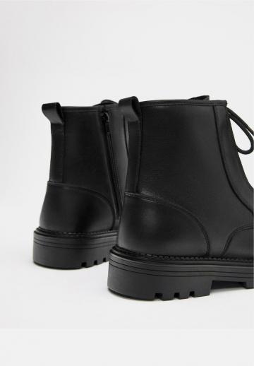 Ботинки на шнуровке
