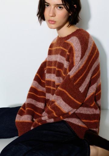 Пуловер в полоску