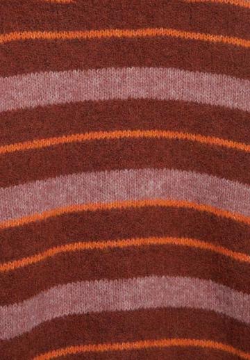 Пуловер в полоску