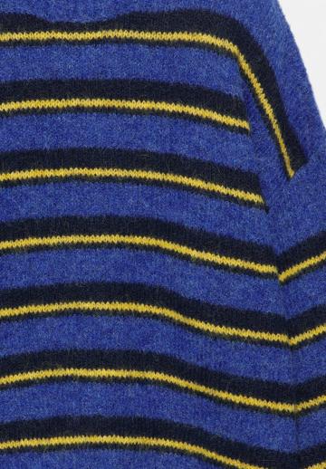 Пуловер в полоску