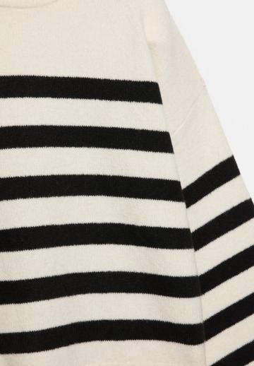 Пуловер в полоску