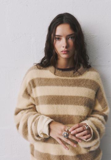 Пуловер в полоску