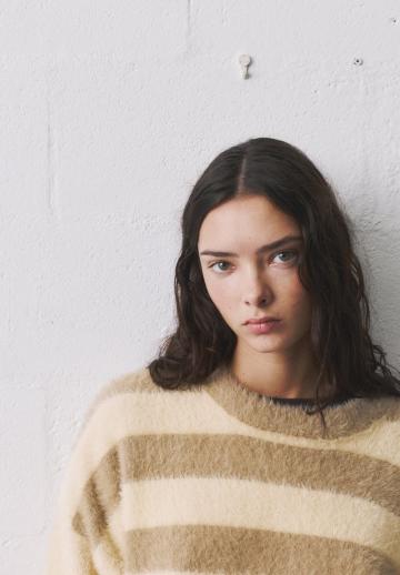 Пуловер в полоску