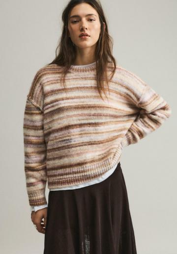 Пуловер в полоску