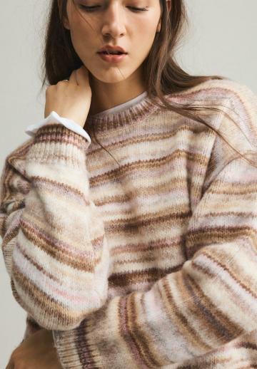 Пуловер в полоску
