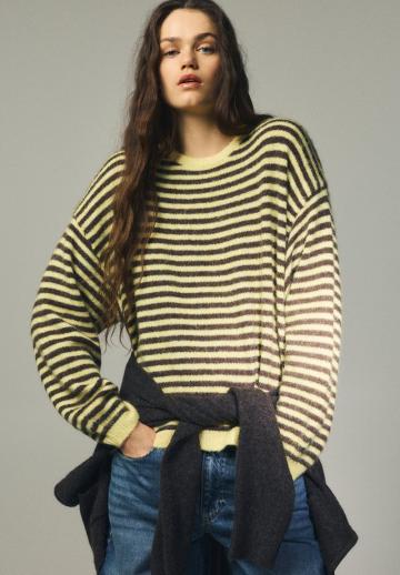 Пуловер в полоску