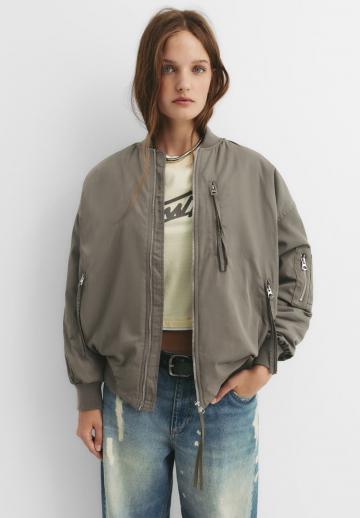 Куртка с накладнымит карманами