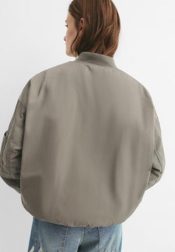 Куртка с накладнымит карманами