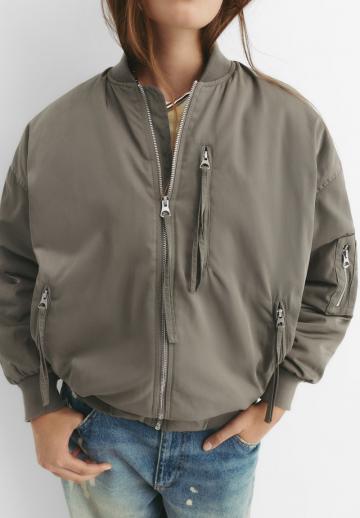 Куртка с накладнымит карманами