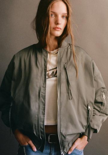 Куртка с накладнымит карманами